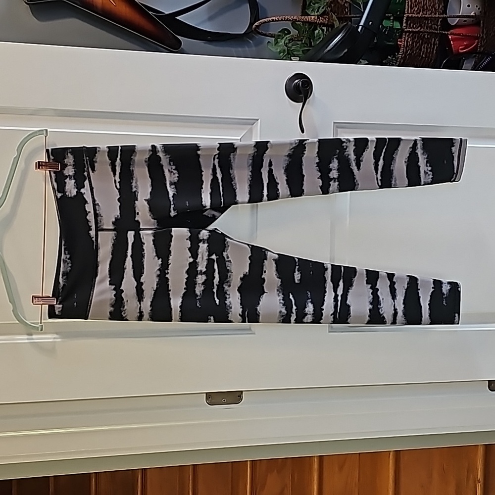 EXP CORE PERFORMANCE LEGGINGS EUC SZ M